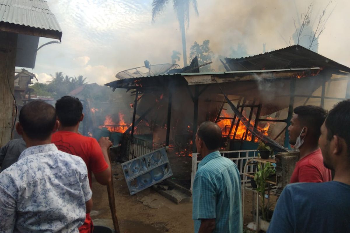 Rumah semi permanen hangus terbakar