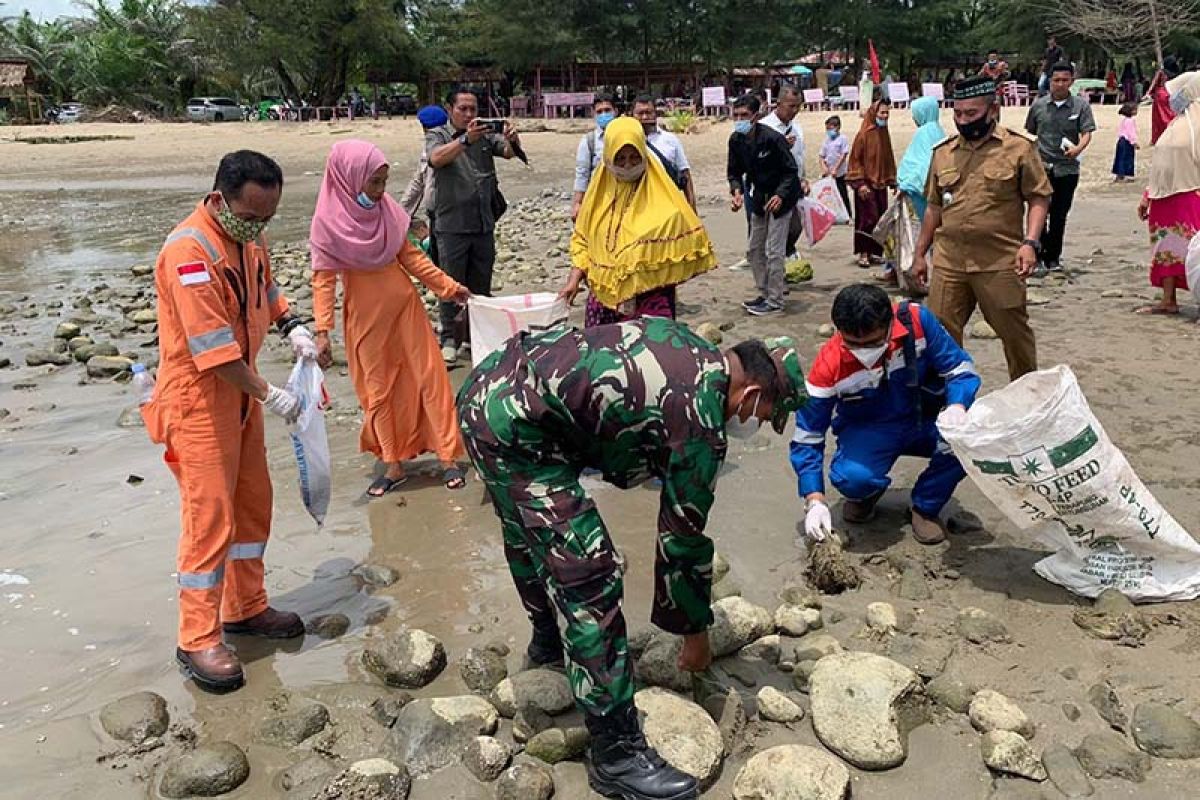 Pertamina bersihkan pantai Aceh Timur