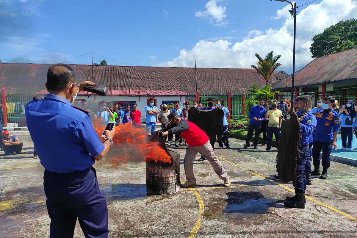 Ini dilakukan petugas dan penghuni Rutan Lubuk Sikaping, untuk mengantisipasi kebakaran