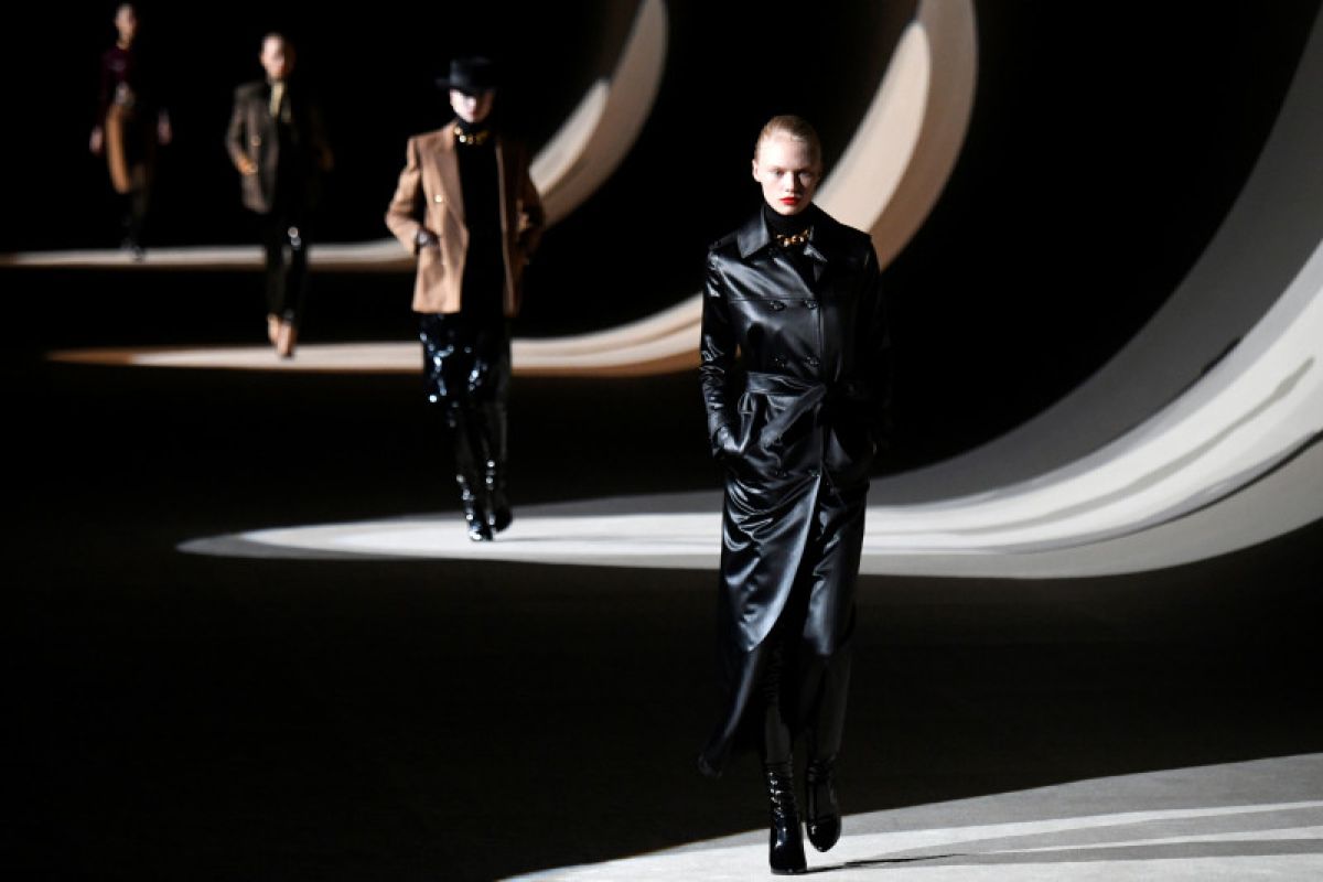 Saint Laurent kembali ke Pekan Mode Paris 2022