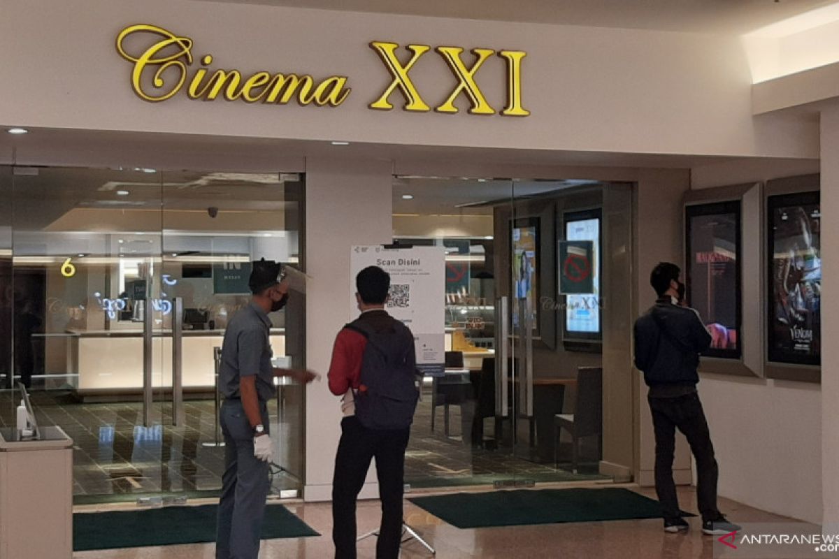 Pengunjung mulai datangi Bioskop Blok M Plaza saat beroperasi kembali