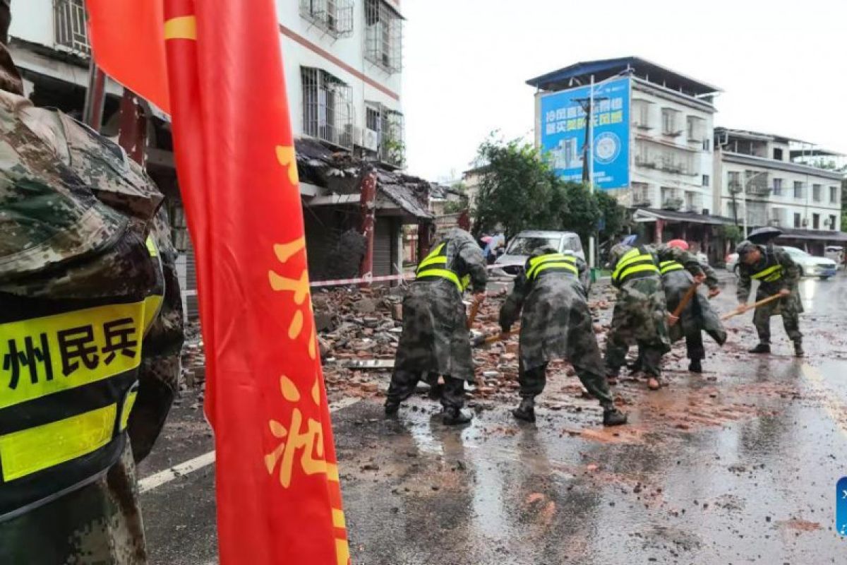 Tiga tewas akibat gempa dan  ribuan dievakuasi