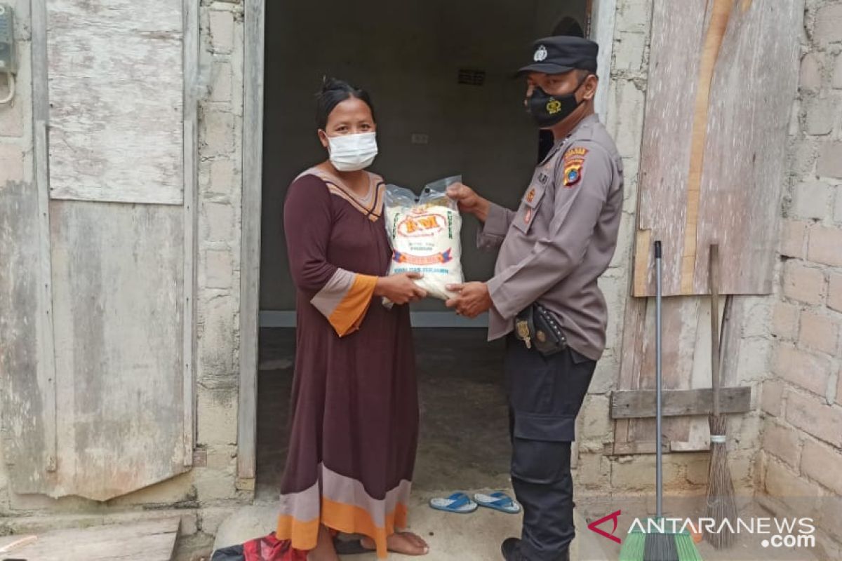 Polres Bangka Barat salurkan beras ke warga terdampak COVID-19