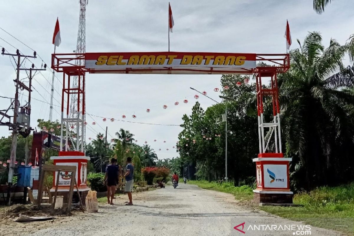 Satgas TNI Yonif 403 bersama warga perbatasan bangun Gapura Merah Putih