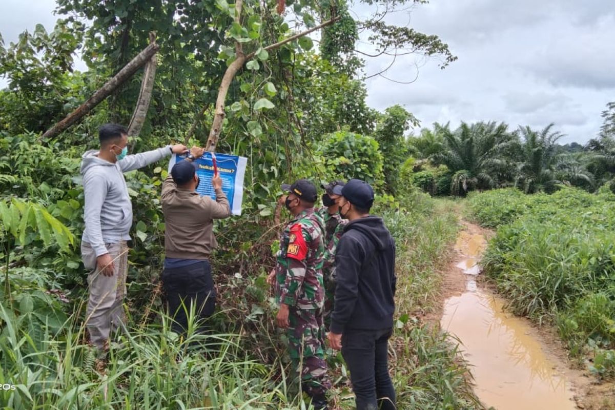 Satgas Pamtas pasang spanduk larangan keluar-masuk perbatasan Indonesia-Malaysia