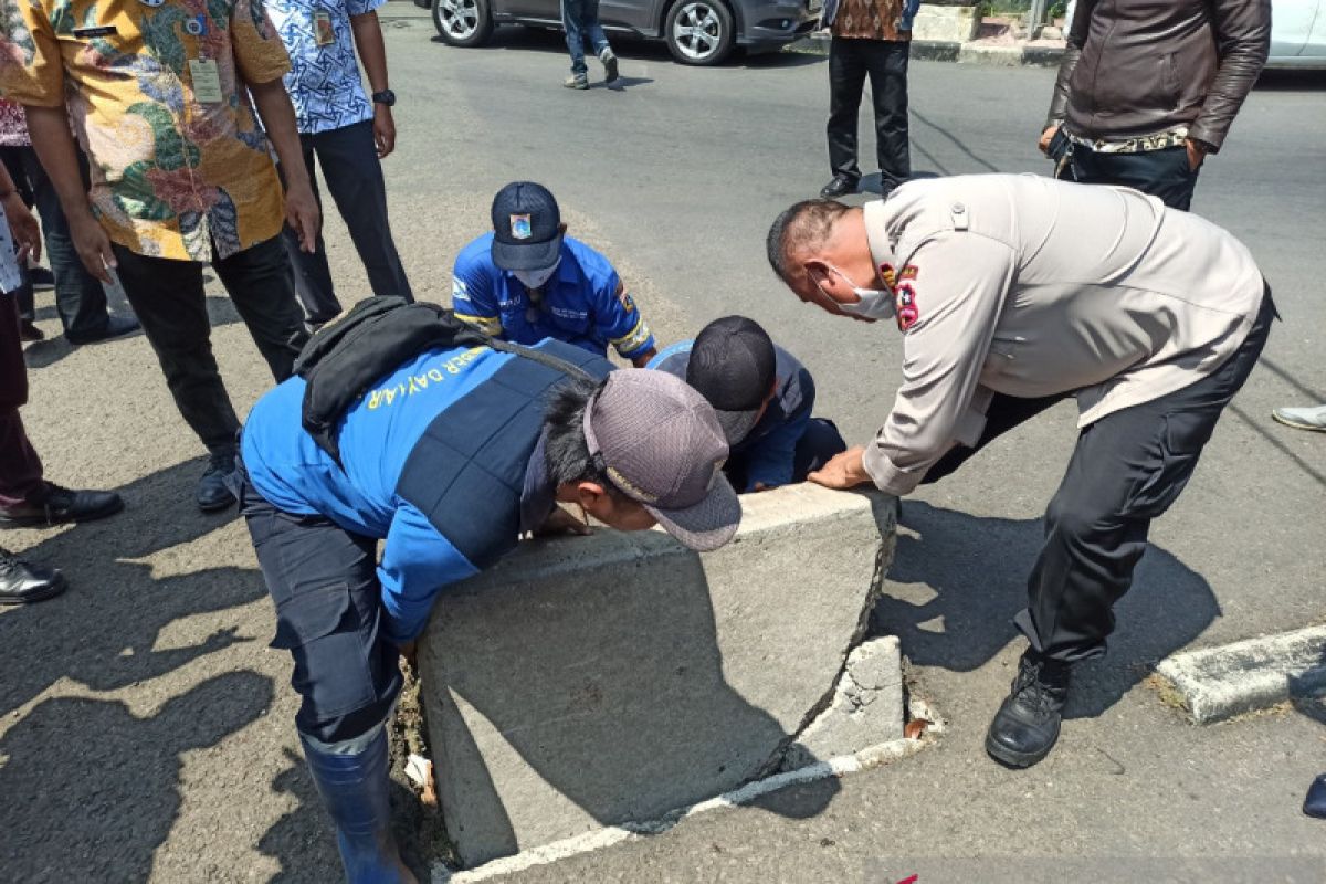 Sudin SDA Jaksel benahi saluran air di wilayah rawan genangan