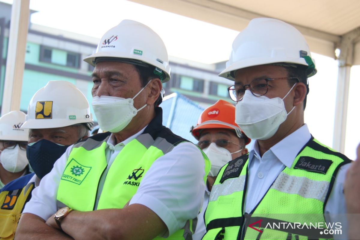 Anies dan Luhut tinjau pembangunan tanggul laut di Muara Baru