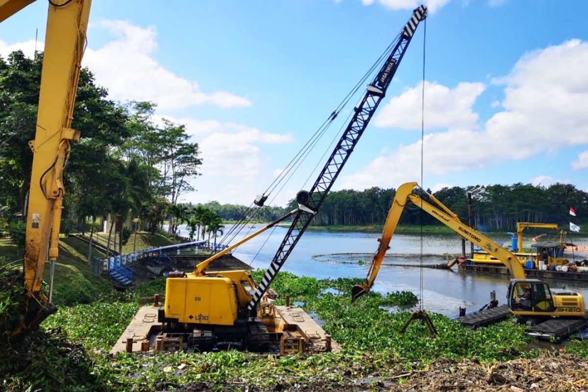 Jasa Tirta I optimalkan penanganan sampah secara mekanis di Bendungan Sengguruh