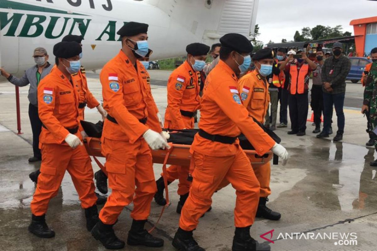 Jenazah tiga awak Rimbun Air yang jatuh dibawa ke RSUD Mimika