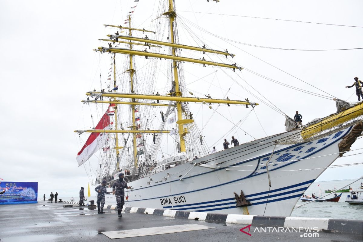 KRI Bima Suci Bawa 88 Taruna AAL Bersandar di Tarakan