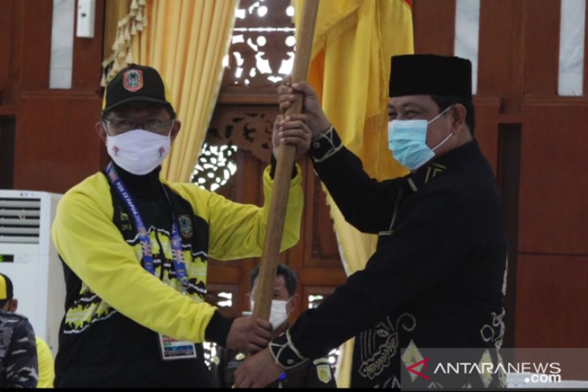 Governor flags off 111 South Kalimantan athletes to Papua PON