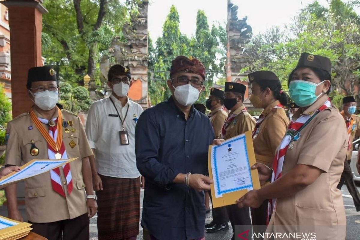 Wali Kota Denpasar serahkan Lencana Panca Warsa Pramuka