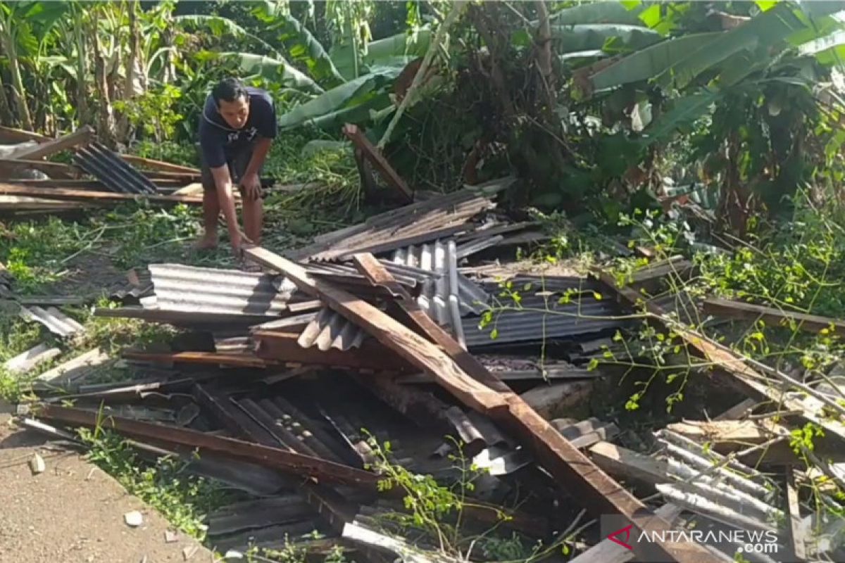 Belasan rumah di Cibeber-Cianjur rusak akibat bencana alam