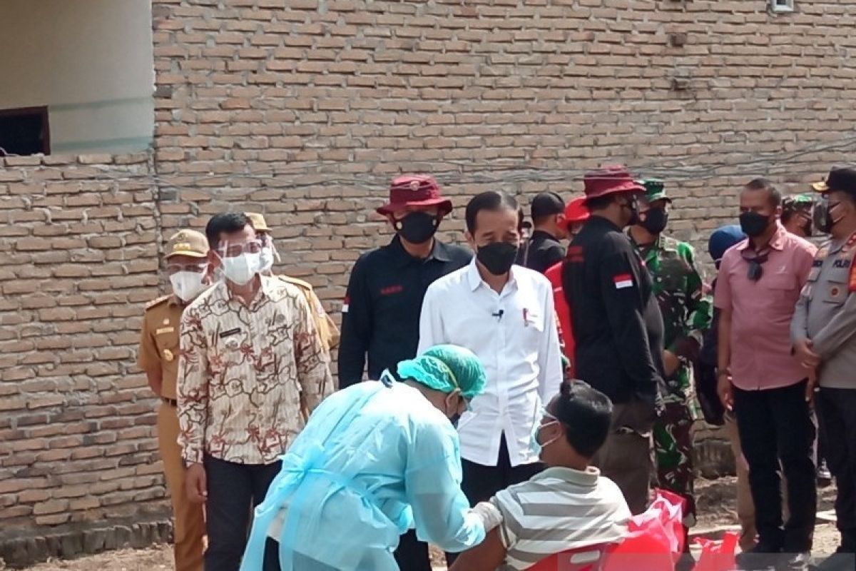 Presiden RI Joko Widodo tinjau pelaksanaan vaksinasi COVID-19 di Deliserdang