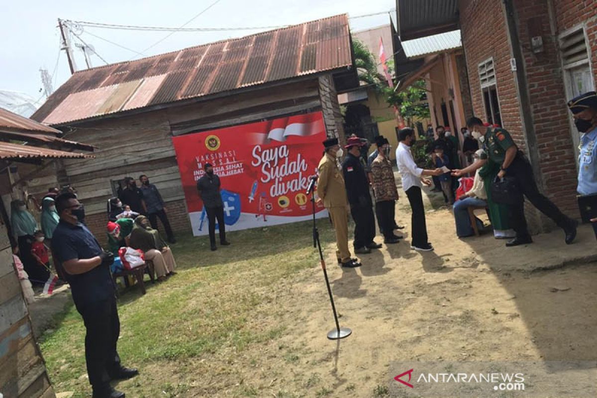 Presiden tiba di Aceh Besar, tinjau vaksinasi dari pintu ke pintu