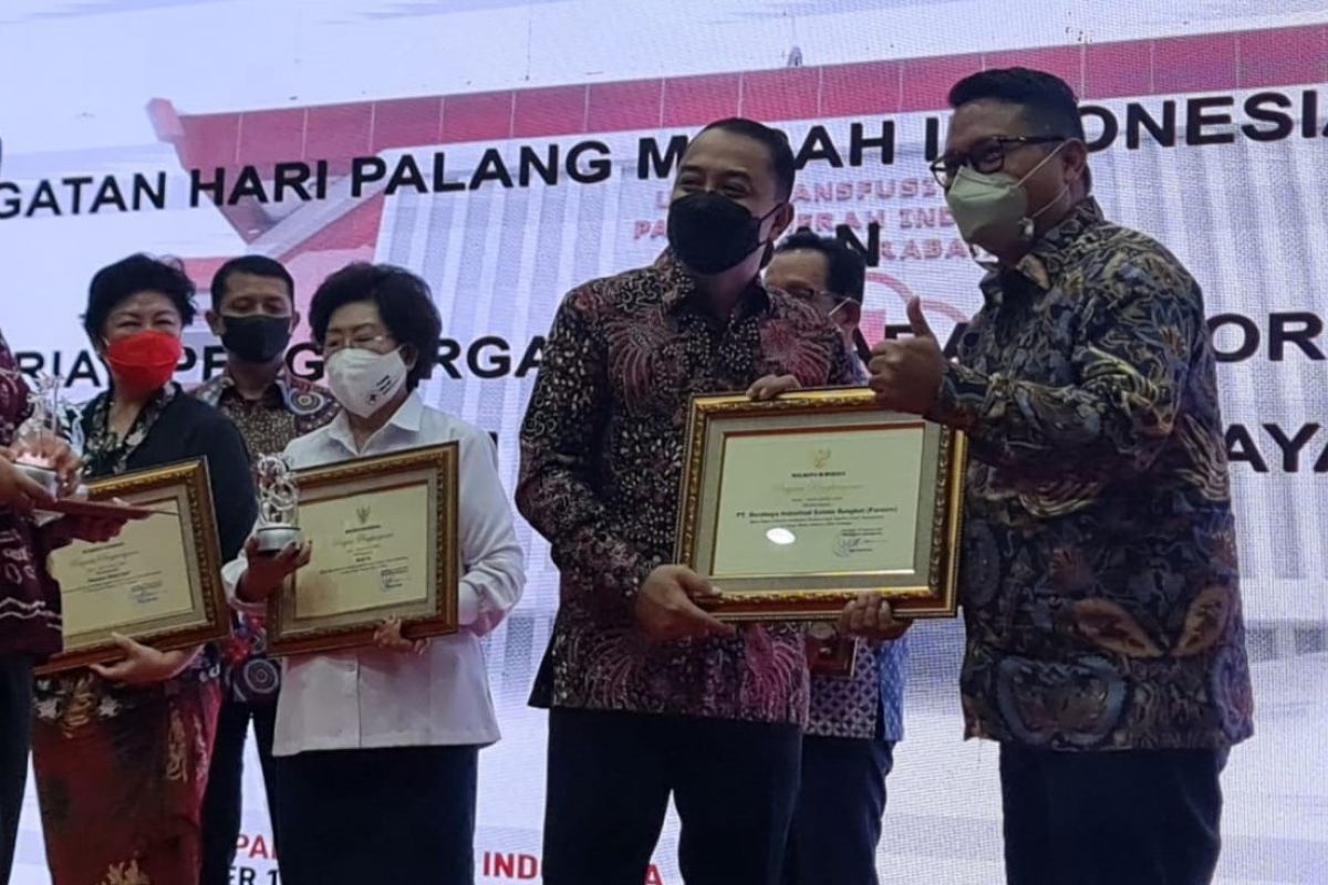 Rutin bantu PMI, PT SIER terima penghargaan dari Wali Kota Surabaya