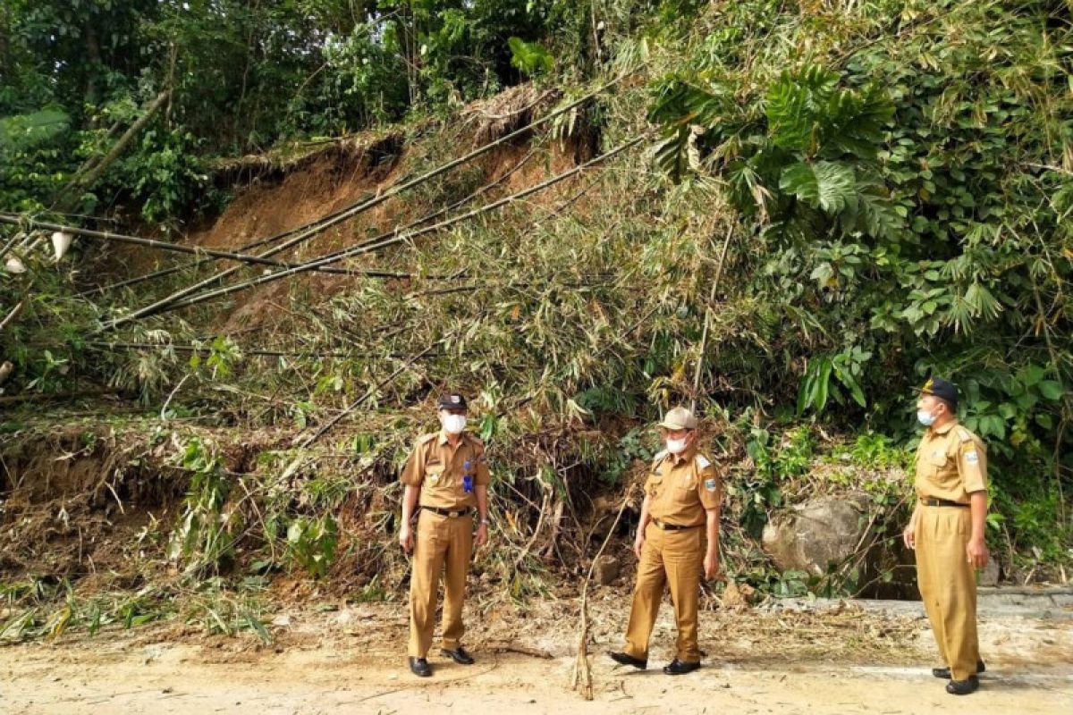 Wakil Bupati Pesisir Barat tinjau tanah longsor di Pekon Malaya