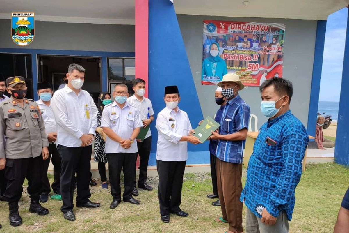 Wakil Bupati Pesisir Barat serahkan sertifikat tanah di Kecamatan Ngambur