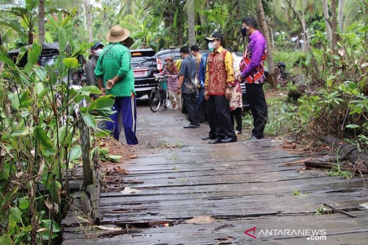 Wabup HSS tindaklanjuti laporan warga atas kondisi jembatan dan jalan