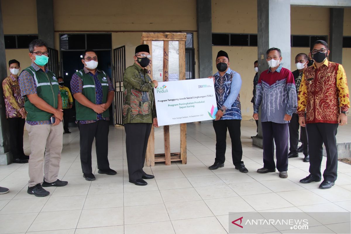 Bantuan mesin pengering CSR PLN untuk warga Muning Baru