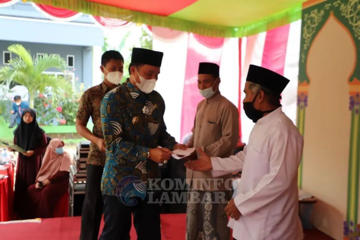 Bupati Lampung Barat serahkan insentif bagi guru ngaji