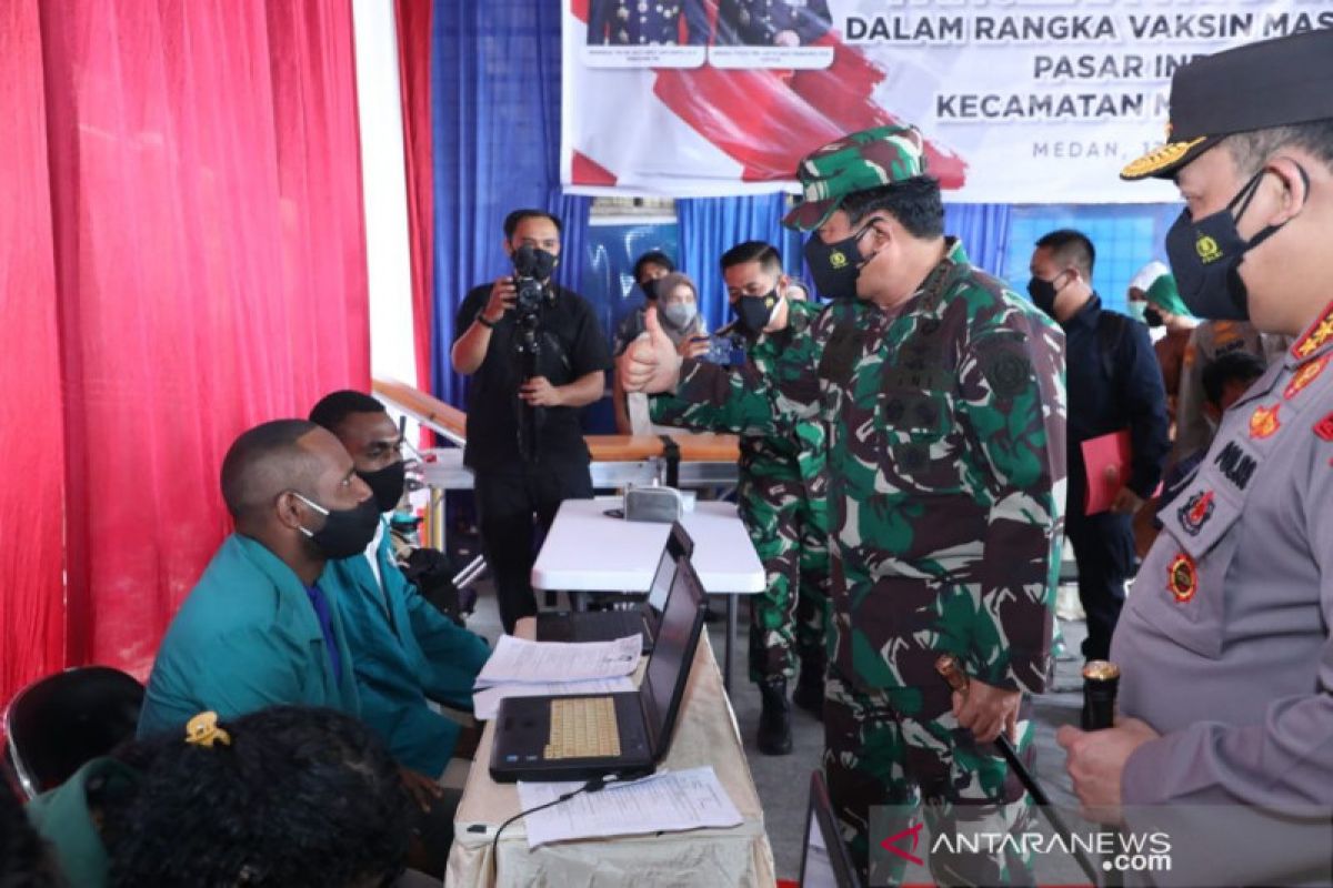 Panglima TNI ucapkan terima kasih ke pedagang di Medan ikut vaksinasi