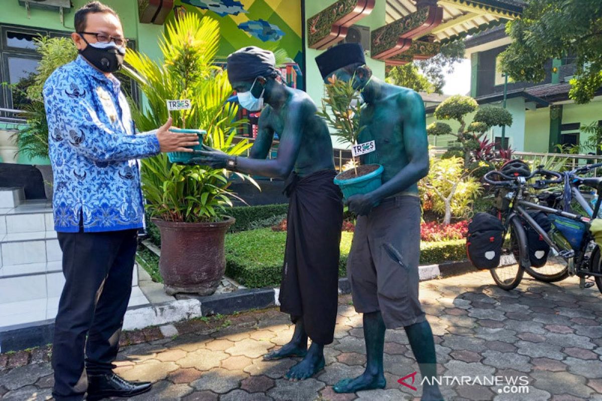 Dua pemuda bersepeda ratusan kilometer kampanyekan penghijauan