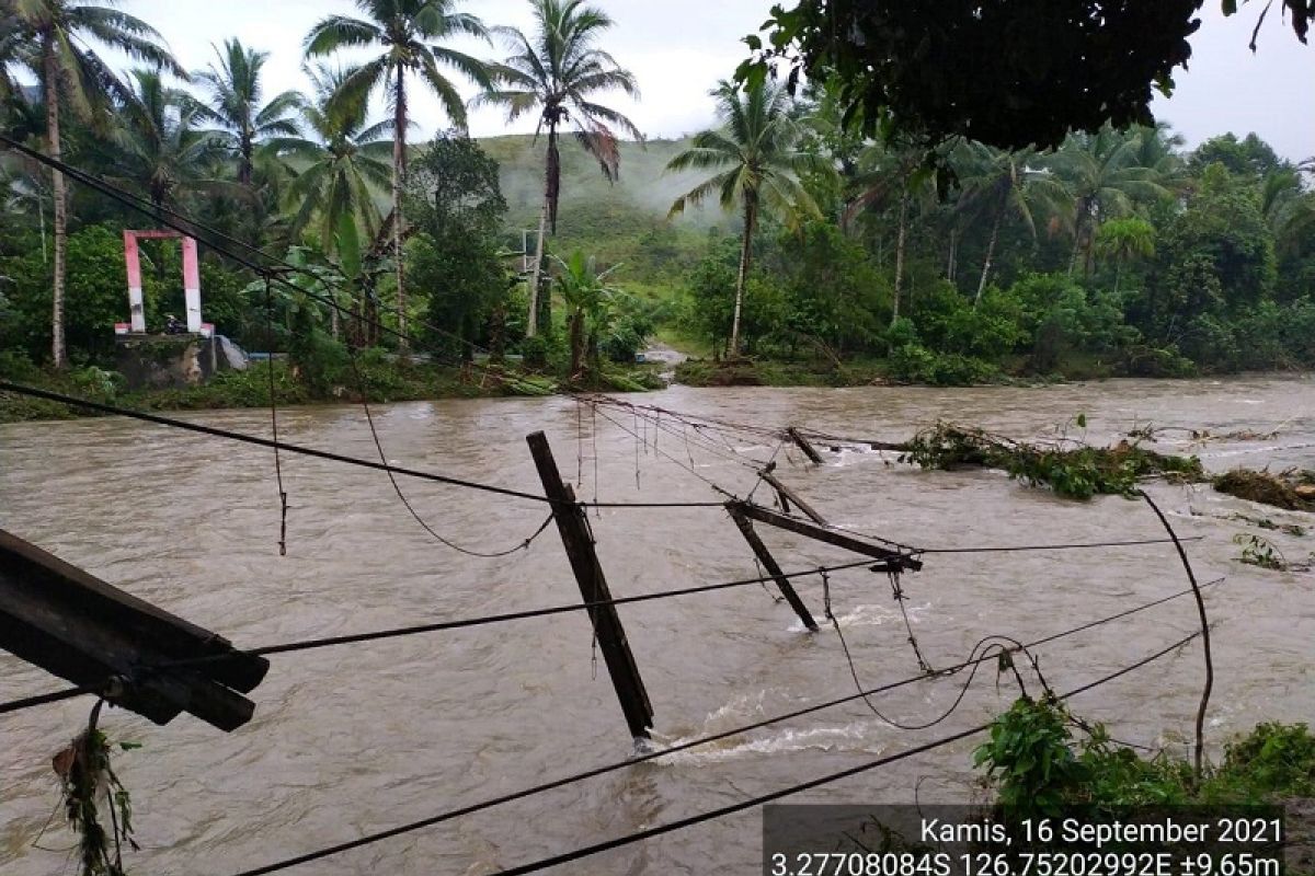 Ratusan warga mengungsi akibat bencana banjir landa Pulau Buru