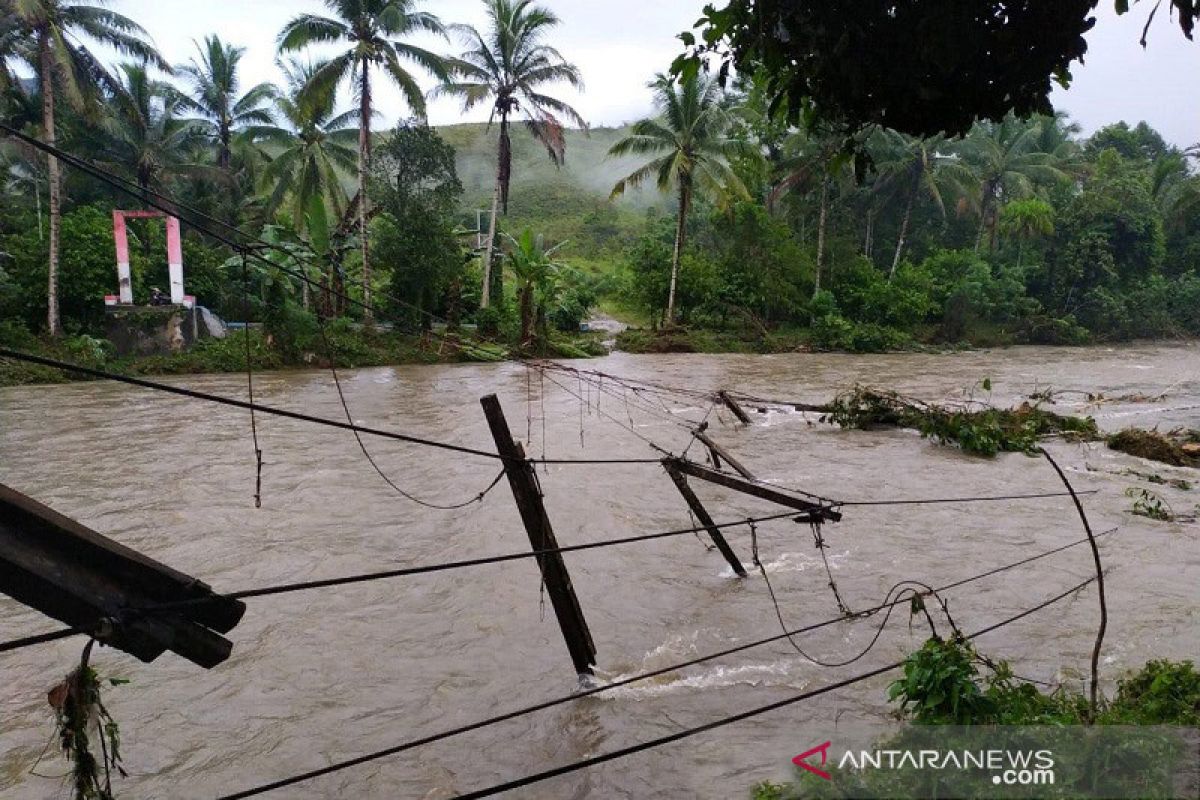 Ratusan warga mengungsi akibat bencana banjir di Pulau Buru