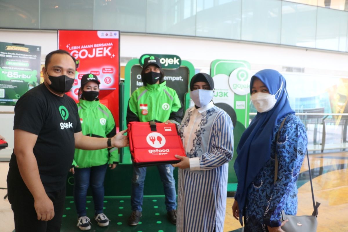 Gojek menggandeng Dekranasda Makassar bagikan ratusan tas pengantaran