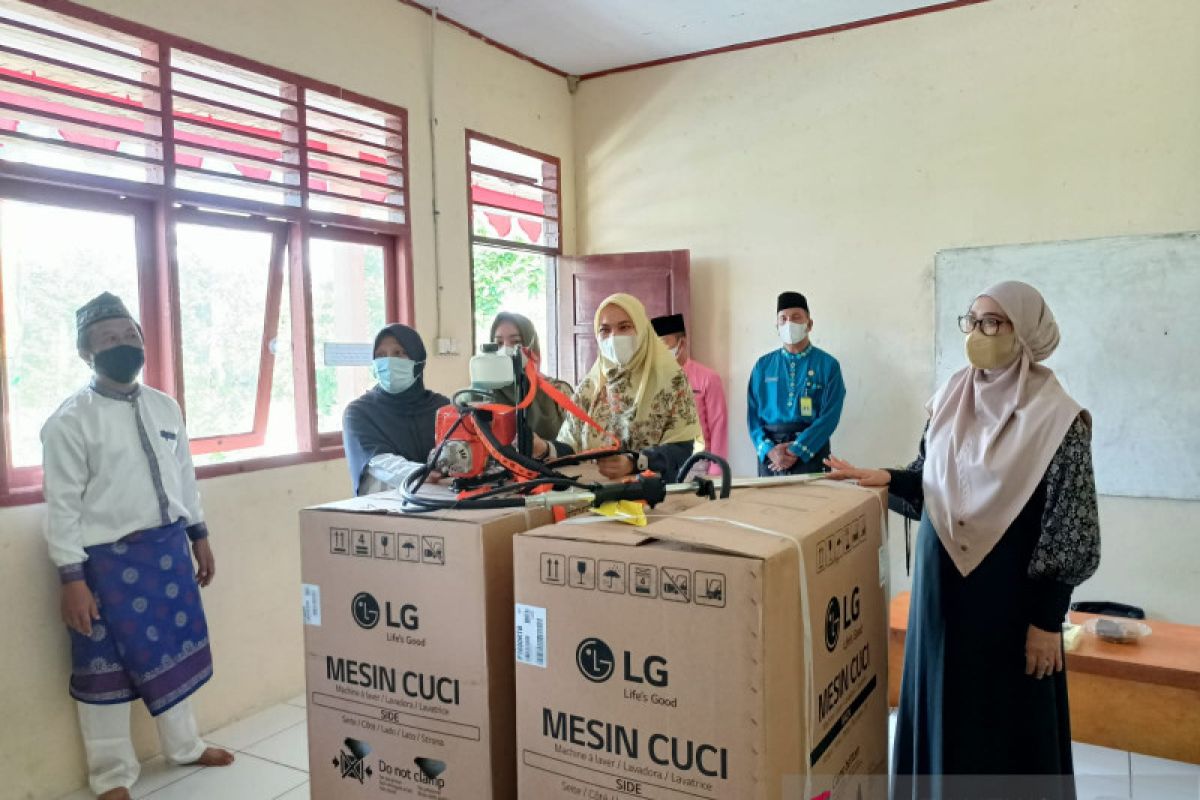 Dekranasda dan PKK Siak berikan mesin cuci untuk Ponpes Darul Hupaz