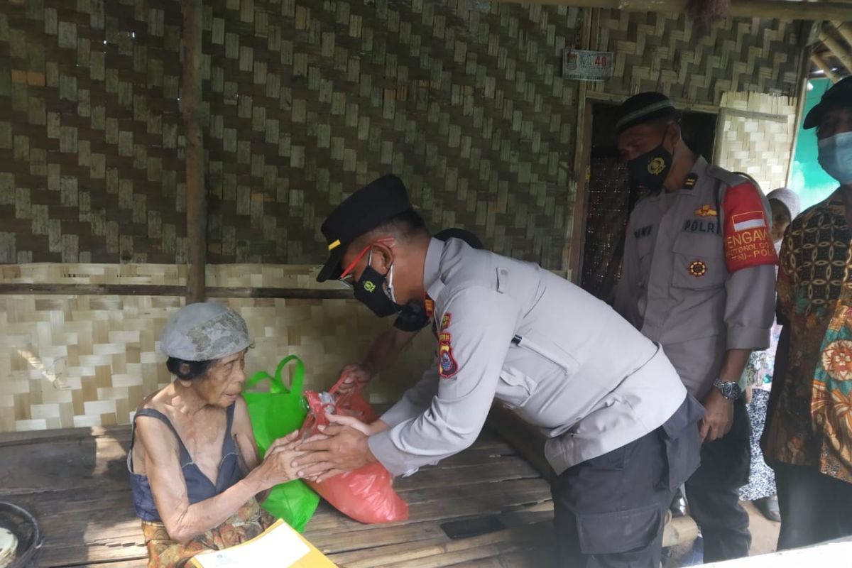 Polisi beri bantuan pada nenek yang tinggal di rumah tak layak