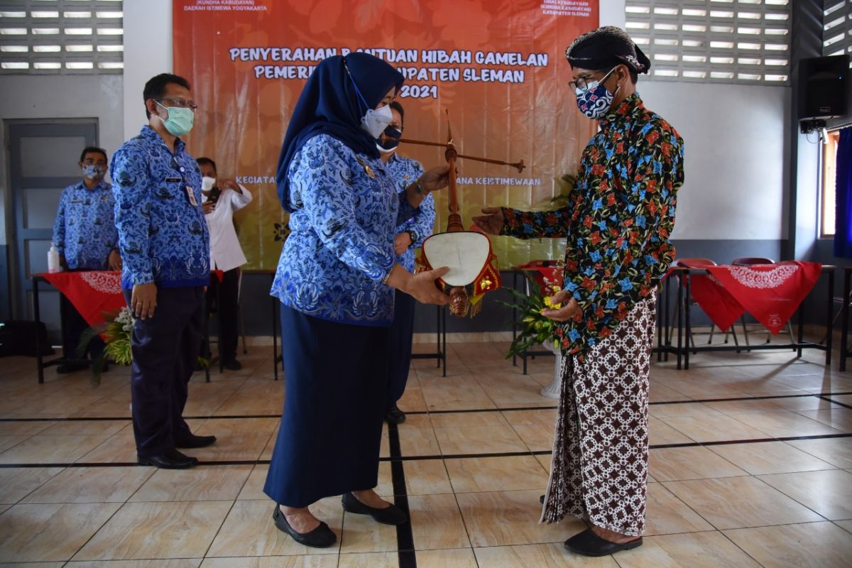 Bupati Sleman menyerahkan hibah gamelan untuk kelompok seni budaya