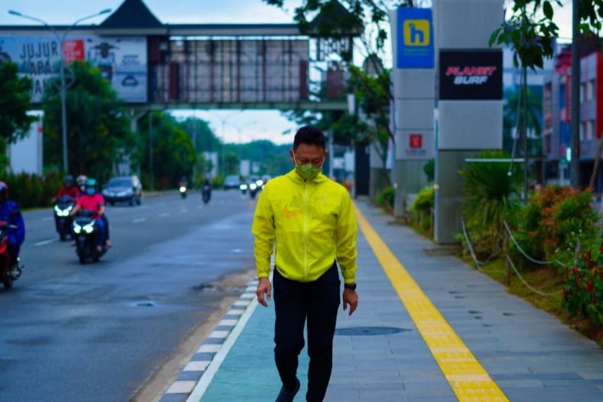 Wali Kota Pontianak jalan kaki lihat secara dekat kondisi kota