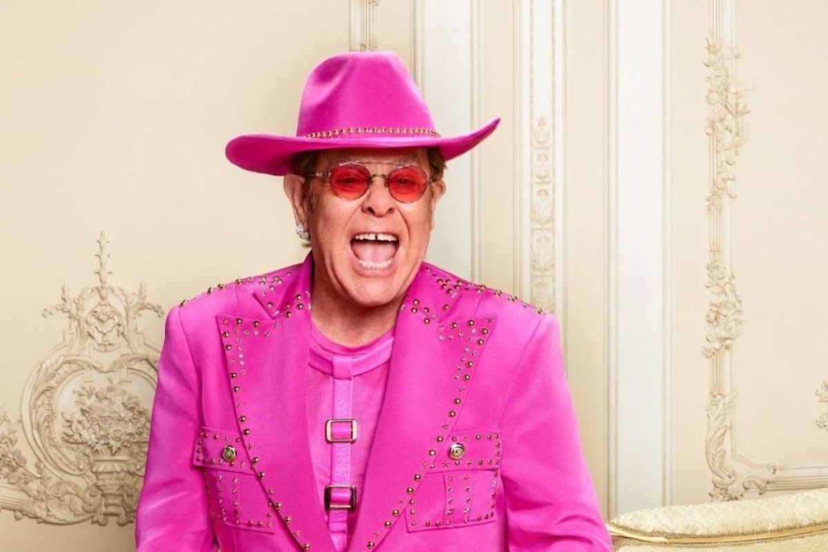 Ini penyebab Elton John tunda tur 'Farewell Yellow Brick Road'