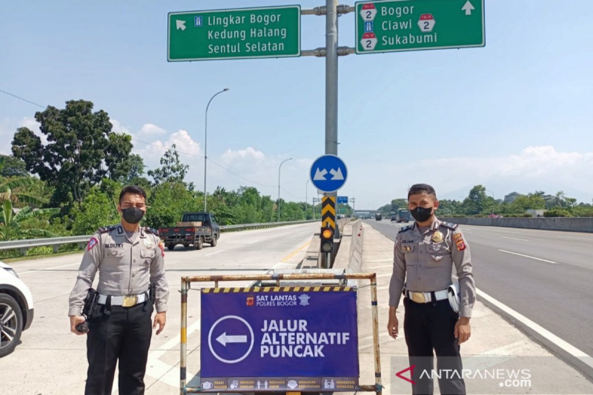 Kendaraan dari Tol Jagorawi ke Puncak dialihkan lewat dua jalur alternatif