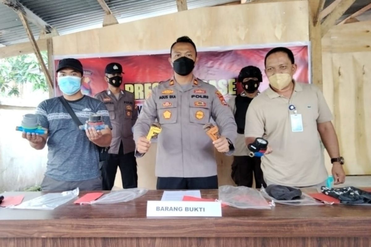 Aksi mantan pegawai PDAM Giri Menang curi meteran air terekam CCTV
