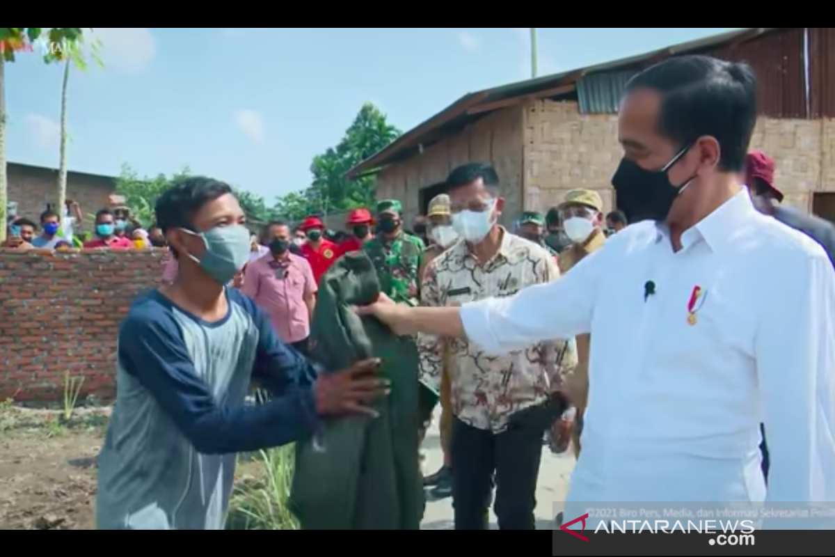 A Deli Serdang resident receives President Jokowi's jacket