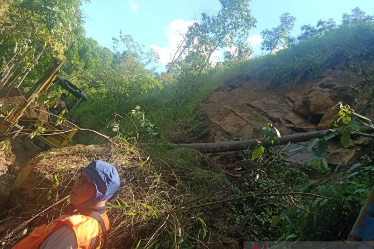 Tebing liku endikat kota Pagaralam longsor setinggi 15 meter