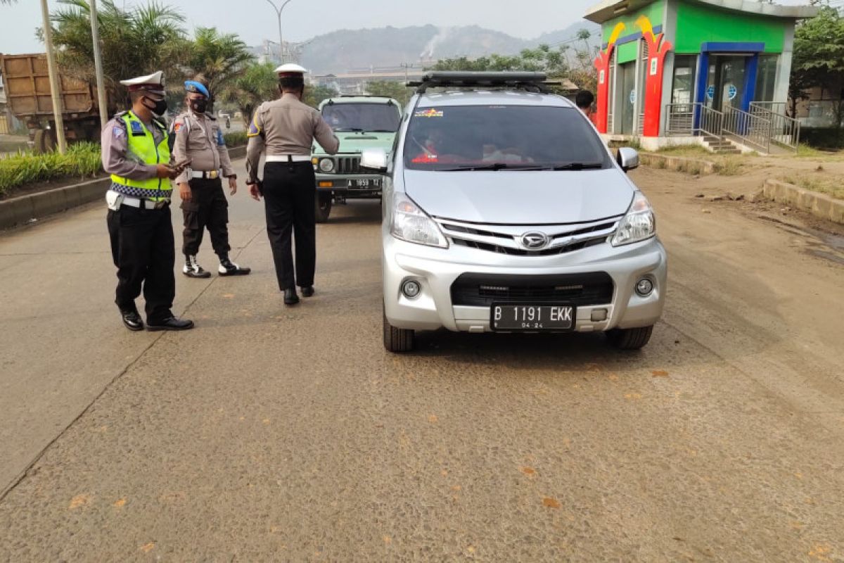 Polres Cilegon perketat kendaraan masuk Pantai Anyer dan Cinangka.