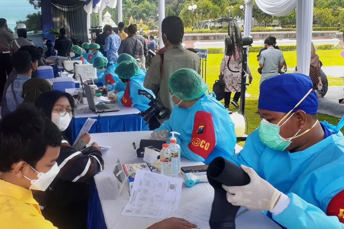 Yayasan Wings Peduli-Ditlantas Polda Jatim bersinergi berikan santunan anak