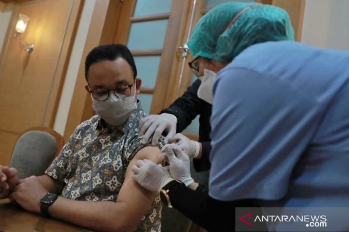 Anies Baswedan tuntaskan vaksinasi dosis kedua gunakan Astra Zeneca