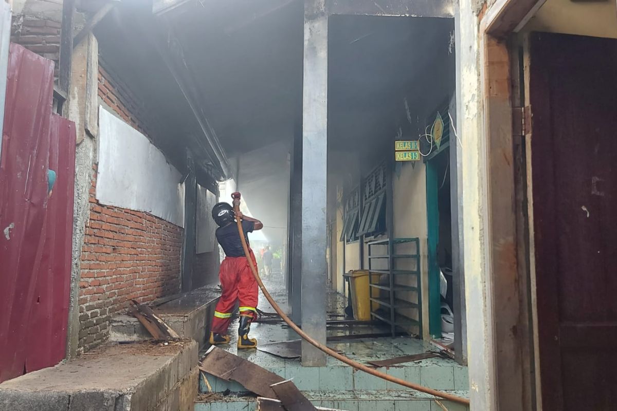 Gedung MIN 8 Aceh Besar terbakar