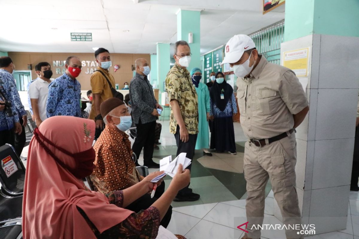 Menteri Suharso meninjau vaksinasi dan UMKM di Karanganyar