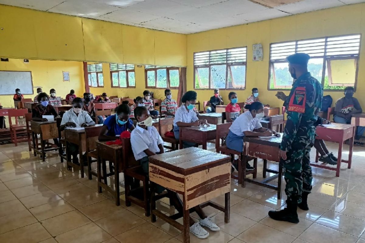 Satgas TNI tanamkan wawasan kebangsaan siswa SMAN 1 Kimaam