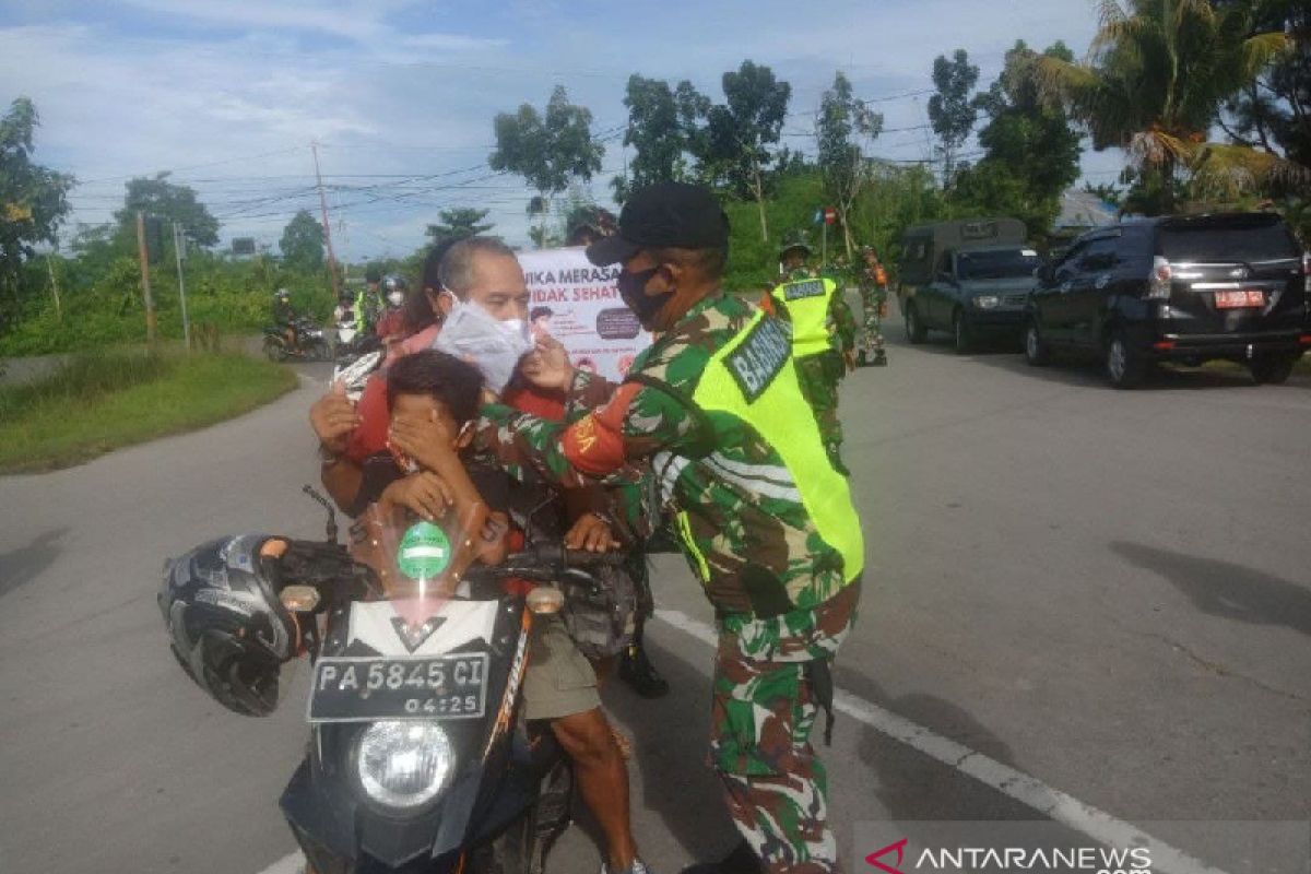 TNI bagi masker untuk warga Biak mencegah COVID-19