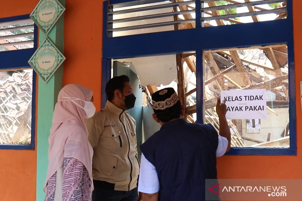 DPRD minta Pemkot Bogor perbaiki atap SD Negeri Otista yang ambruk