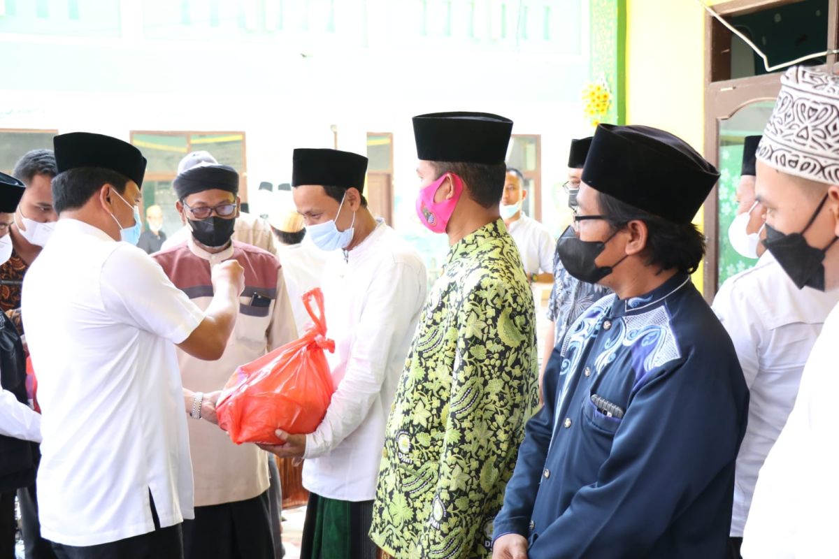 Pemkab Tangerang berikan bantuan 700 paket sembako kepada pengurus LKKS