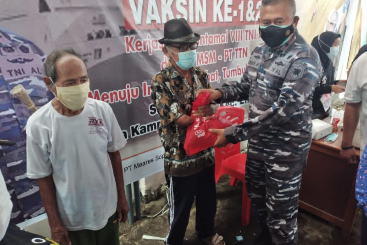 Lantamal VIII  bakti sosial di Likupang peringati HUT TNI AL