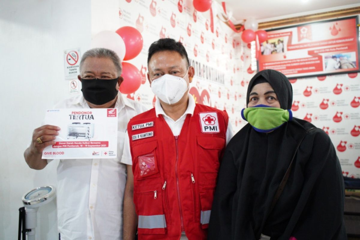 Wali Kota Pontianak berikan penghargaan pendonor darah tertua